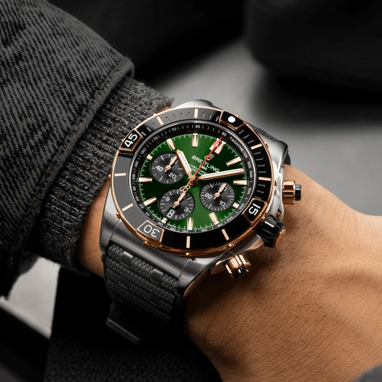 ub0136251l1s1-super-chronomat-b01-44-on-wrist.png