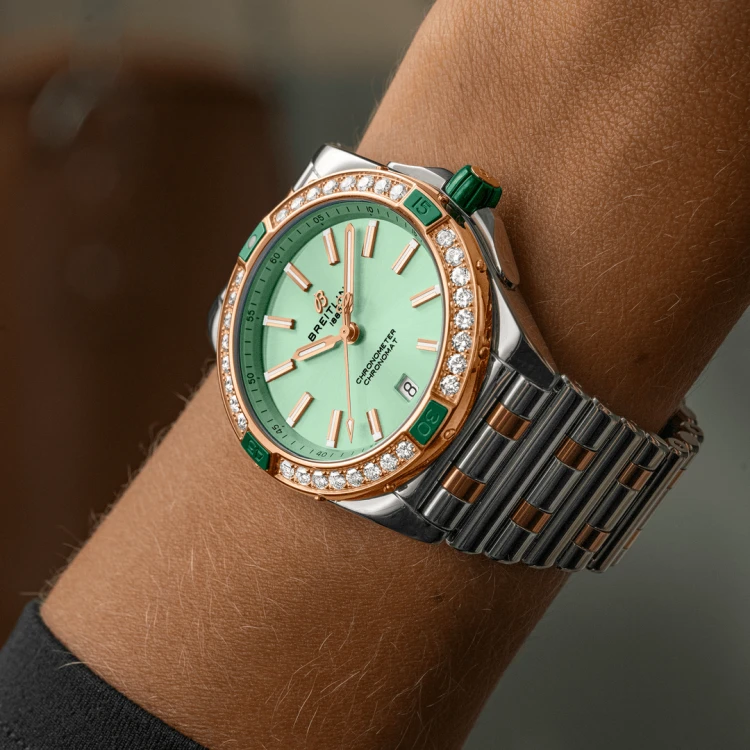 u17356531l1u1-super-chronomat-automatic-38-on-wrist.png