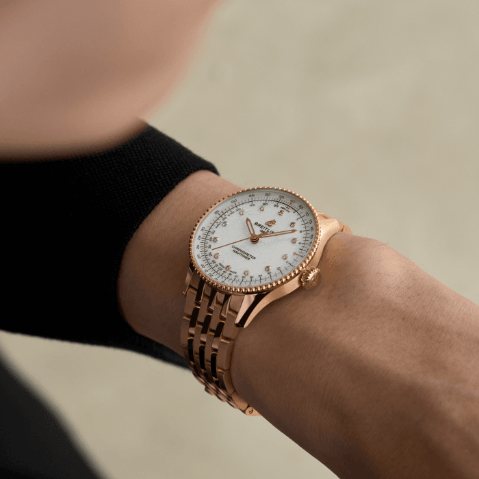 r17327211a1r1-navitimer-automatic-36-on-wrist-3.png