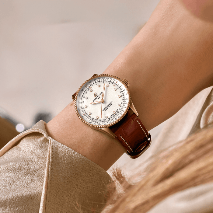 r17327211a1p1-navitimer-automatic-36-on-wrist.png