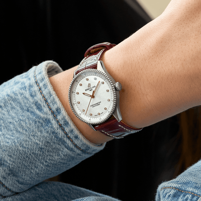 a77320e61a2p2-navitimer-32-whiteredalligator-wrist-shot-ecom-2.png
