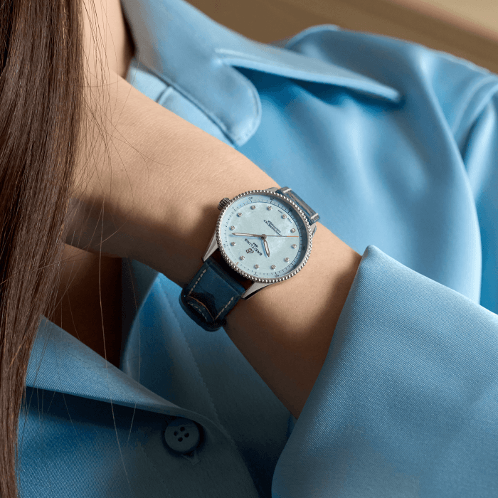 a77320171c1p1-navitimer-32-on-wrist-2.png