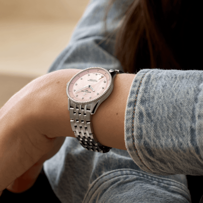 a77320d91k1a1-navitimer-32-on-wrist-2.png