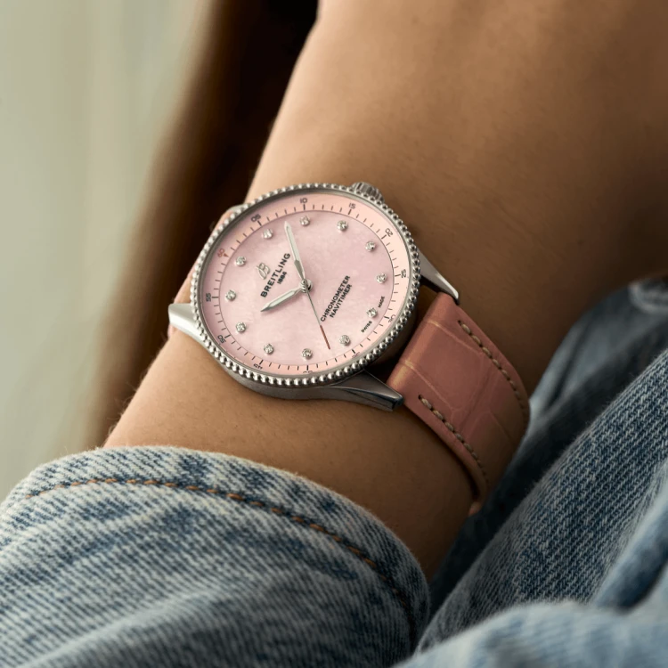 a77320d91k1p1-navitimer-32-on-wrist-2.png