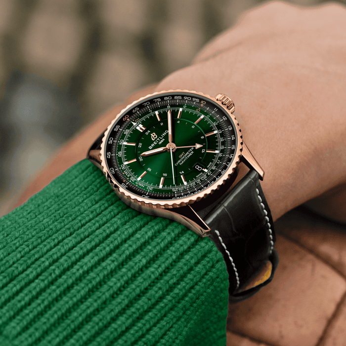 navitimer-41-gmt-r32310251l1p1-green-leather-wrist-shot-ecom.png