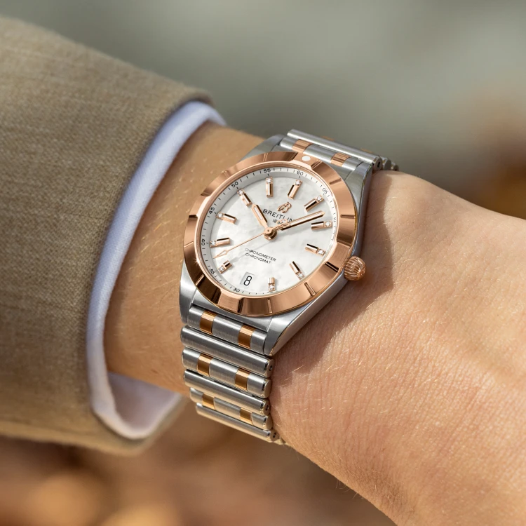 u77310101a2u1-chronomat-32-on-wrist.png