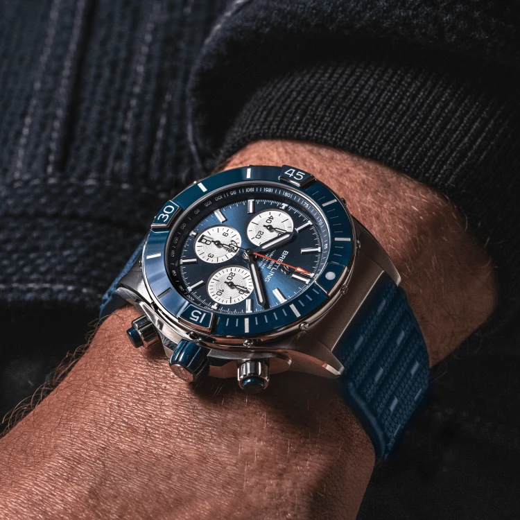 ab0136161c1s1-super-chronomat-b01-44-real-wristshot.png
