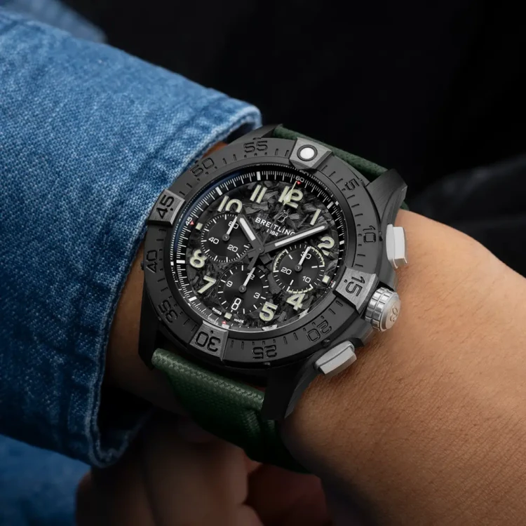 sb0148101b1x1-on-wrist_4cc11c51_thumbnail_1024.webp