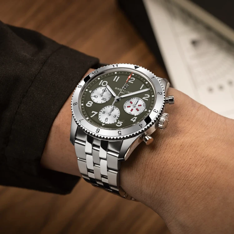 a233802a1l1a1-on-wrist_7a25bd60_thumbnail_2048.webp